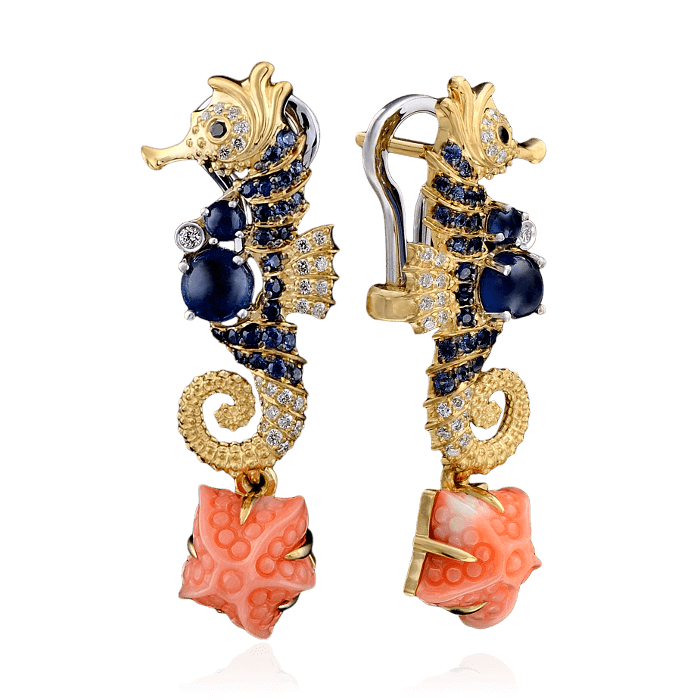 Серьги Морской конек с кораллом, сапфирами и бриллиантами в желтом золоте 750 пробы (арт. 28265)