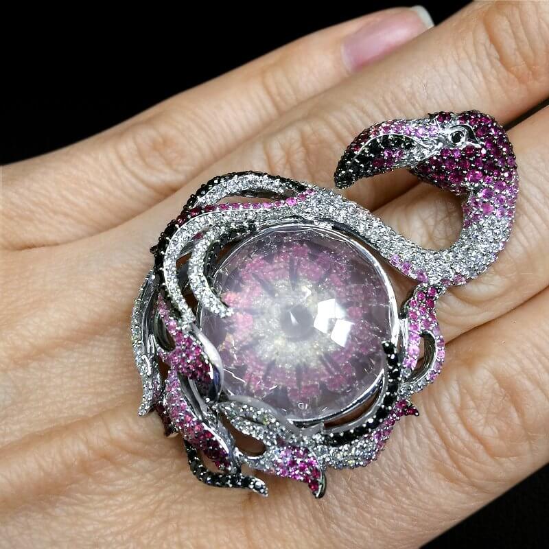 Кольцо Розовый Фламинго с кварцем, рубинами и бриллиантами в белом золоте 585 пробы, фото № 3