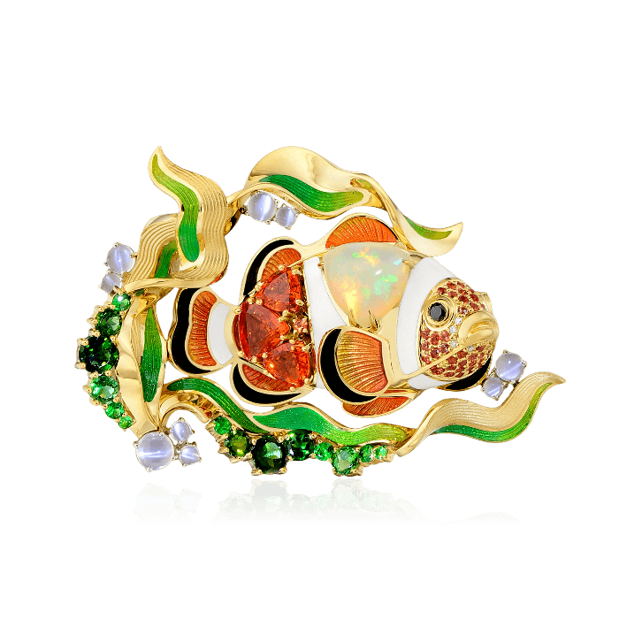 Брошь рыбка-клоун с бриллиантами, эмалью, турмалином, тсаворитом, опалом, сапфиром фантазийным, лунным камнем из желтого золота 750 пробы (арт. 36154)