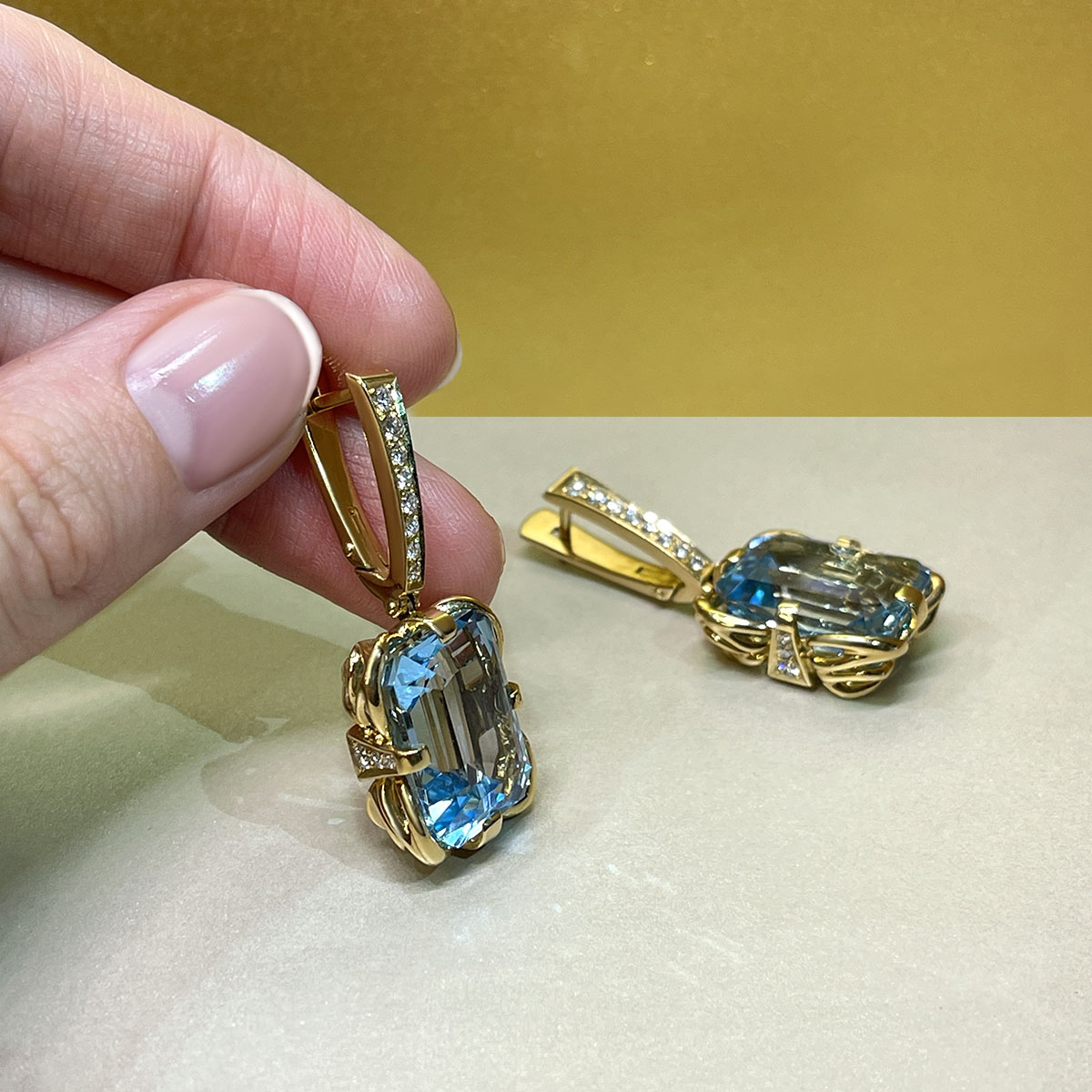 Длинные серьги с топазом, бриллиантами из желтого золота 750 пробы, фото № 3
