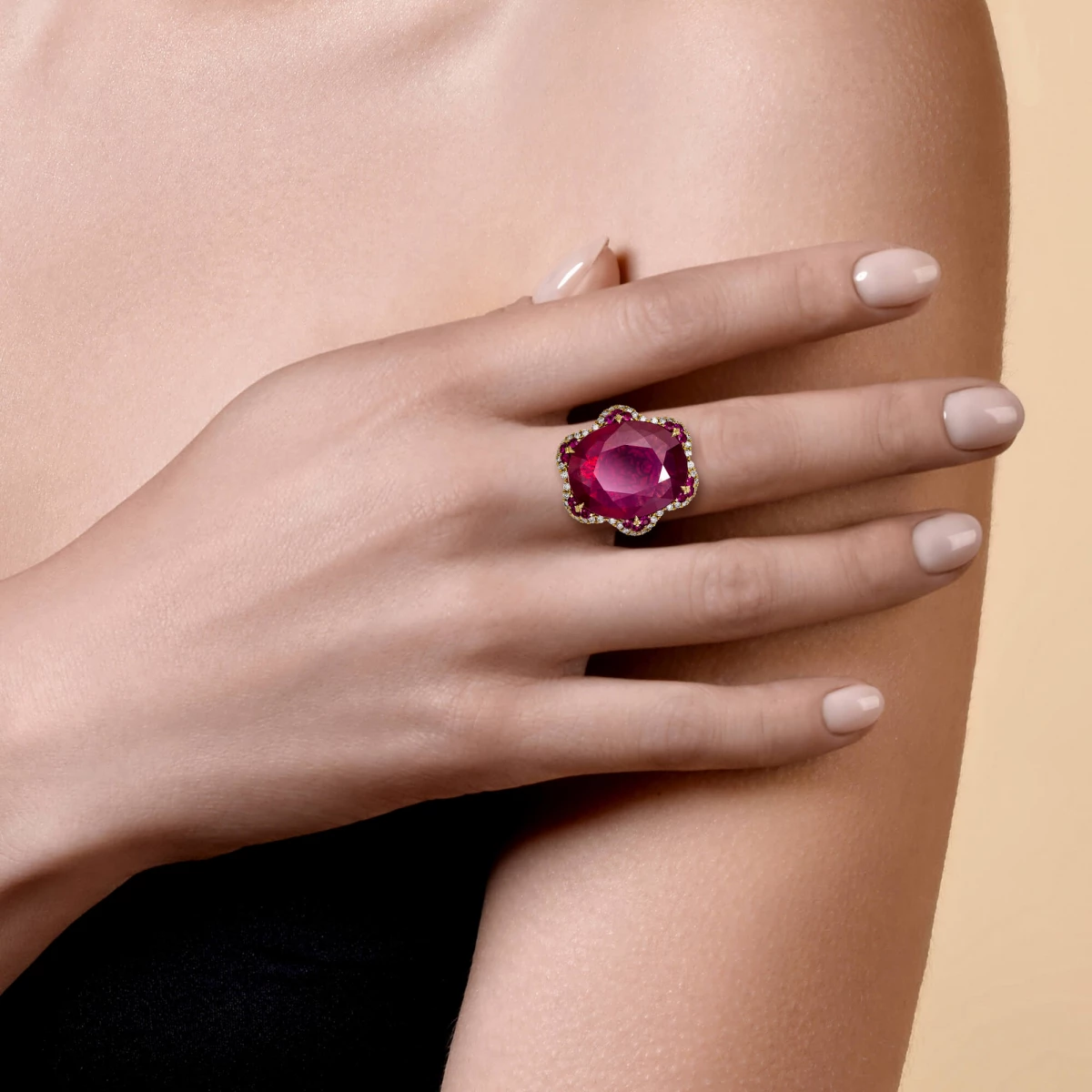 Кольцо с корундом, рубином, бриллиантами, эмалью из желтого золота 750 пробы, фото № 4