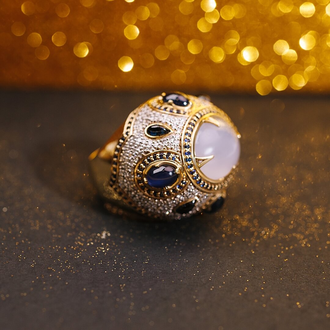 Кольцо с халцедоном, сапфиром, бриллиантами из желтого золота 750 пробы, фото № 3