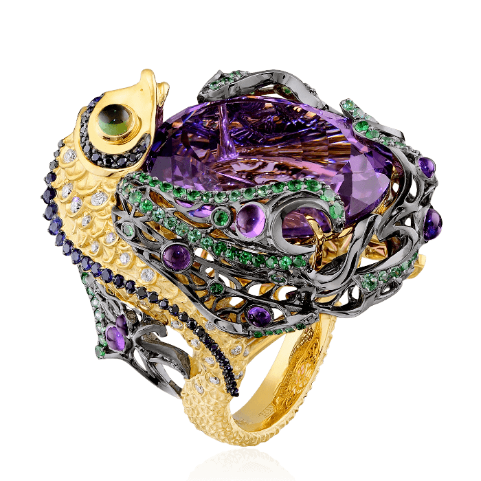 Кольцо с аметистом, бриллиантами, сапфиром, турмалином, тсаворитом из желтого золота 750 пробы (арт. 40049)