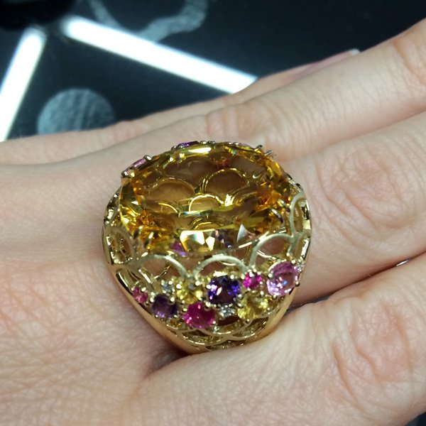 Кольцо с цитрином, бриллиантами, аметистом, рубином, сапфиром фантазийным из желтого золота 585 пробы, фото № 2