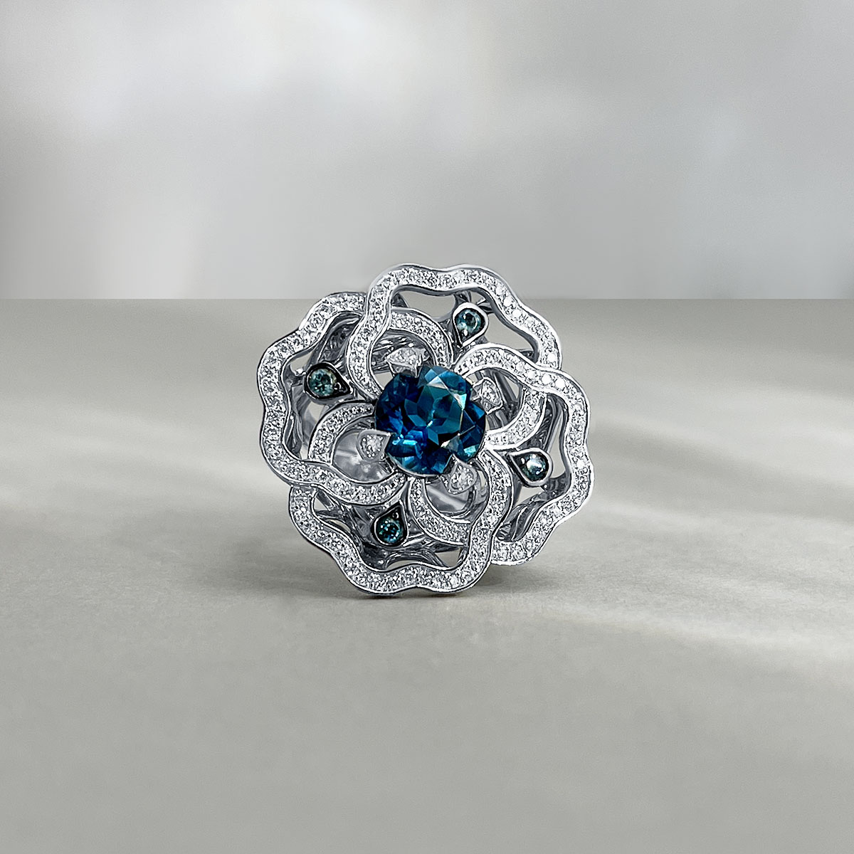 Кольцо с топазом, бриллиантами из белого золота 750 пробы, фото № 2