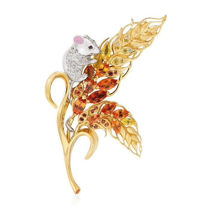 Брошь Мышь-полевка с бриллиантами, эмалью, сапфиром фантазийным из комбинированного золота 750 пробы (арт. 40046)