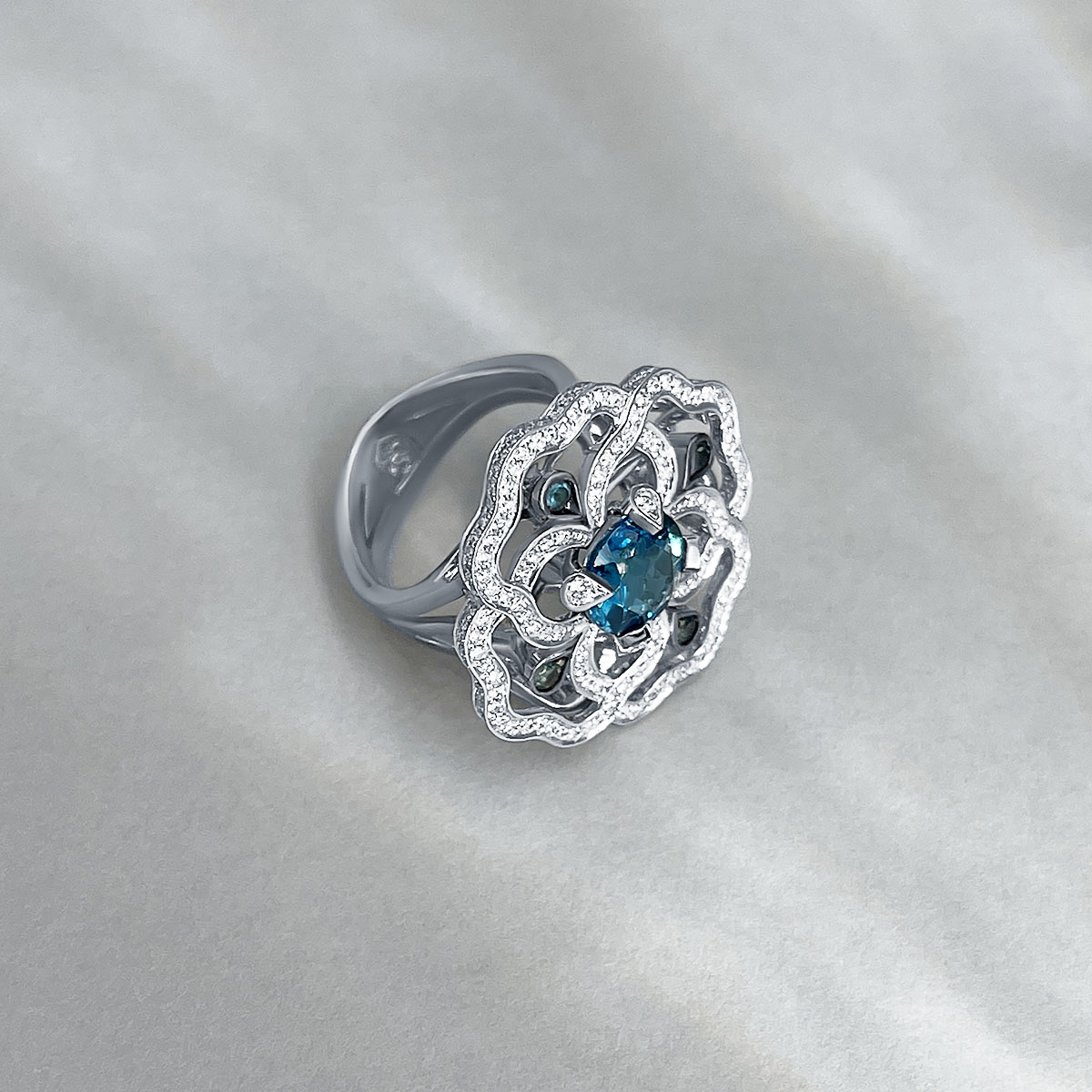Кольцо с топазом, бриллиантами из белого золота 750 пробы, фото № 3